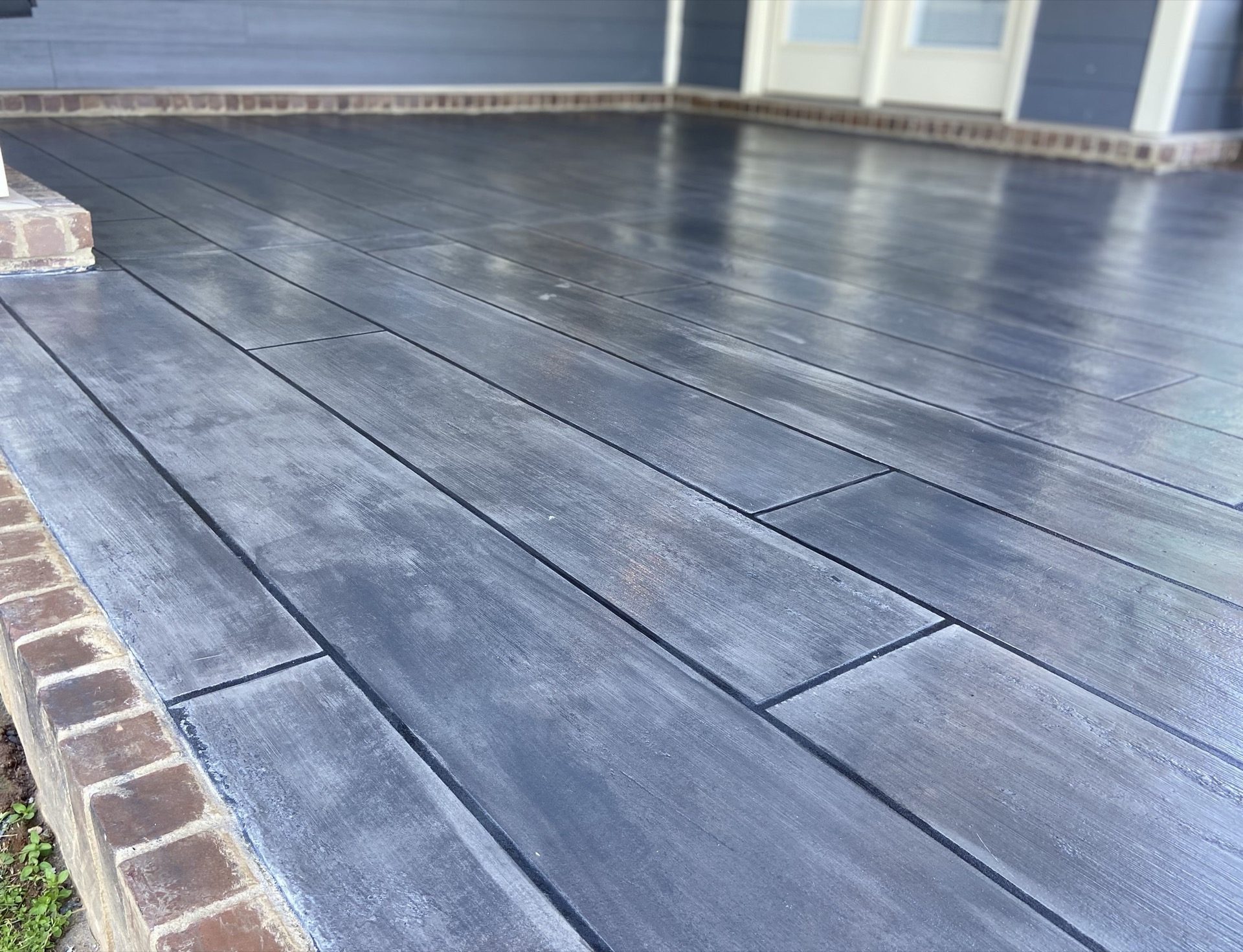 Charcoal wood-plank finish